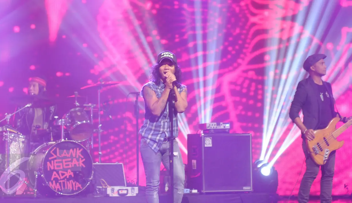 Penampilan Slank di panggung Konser Raya 22 Indosiar, Jakarta, Rabu (11/1). Slank selalu tampil dalam setiap perayaan ulang tahun yang digelar Indosiar. (Liputan6.com/Helmi Afandi)