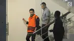 Bupati Jombang Nyono Suharli Wihandoko dikawal petugas berjalan keluar usai menjalani pemeriksaan perdana di Gedung KPK, Jakarta, Rabu (7/2). Nyono diperiksa sebagai tersangka dalam Operasi Tangkap Tangan (OTT) KPK. (Liputan6.com/Herman Zakharia)
