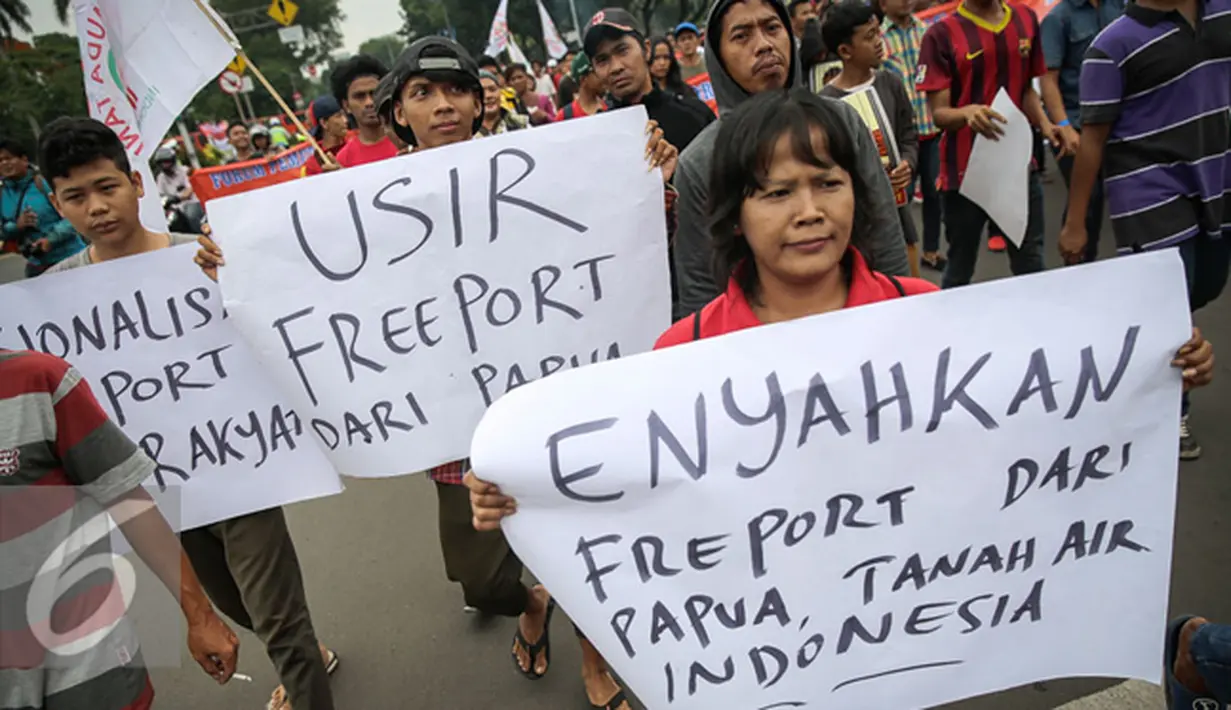 Massa yang tergabung dalam Forpenas membawa spanduk saat menggelar aksi kisruh freeport menuju Istana Negara, Jakarta (16/12). Dalam aksinya meminta DPR jangan melanggar UU bahwa Sidang MKD harus tertutup sesuai dengan UU. (Liputan6.com/Faizal Fanani)