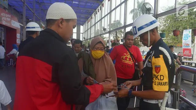 H-7 Lebaran, Calon Pemudik Mulai Padati Stasiun Senen