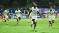 Laga sengit tersaji dalam laga Arema FC vs Persib Bandung pada pekan ke-30 BRI Liga 1, Rabu, (9/32022). (Dok. Persib)