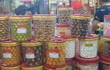 Mengunjungi Pasar Jatinegara yang Jadi Surganya Kue Kering untuk Lebaran, Ada Varian Donat Almond sampai Kacang Mete
