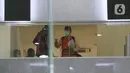 Mantan Anggota BPK, Rizal Djalil (kanan) sesaat turun untuk mengikuti rilis penahanan di Gedung KPK, Jakarta, Kamis (3/12/2020). Rizal Djalil diduga menerima suap Sin$ 100 ribu dari Komisaris Utama PT Minarta Dutahutama, Leonardo Jusnimarta Prasetyo. (Liputan6.com/Helmi Fithriansyah)