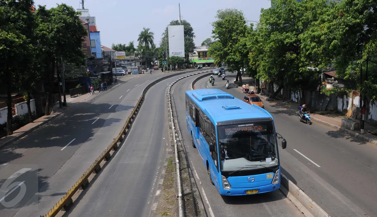 Bus Transjakarta melintas di kawasan Warung Jati, Jakarta, Minggu (12/6) Pemprov DKI Jakarta akan melakukan sterilisasi jalur Transjakarta mulai Senin nanti (13/6) dan hanya membolehkan 3 jenis kendaraan. (Liputan6.com/Helmi Afandi) 