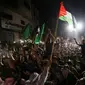 Warga turun ke jalan untuk merayakan gencatan senjata antara Israel dengan Hamas di Kota Gaza, Palestina, Jumat (21/5/2021). Gencatan senjata antara Israel dengan Hamas  ditengahi oleh Mesir. (MOHAMMED ABED/AFP)