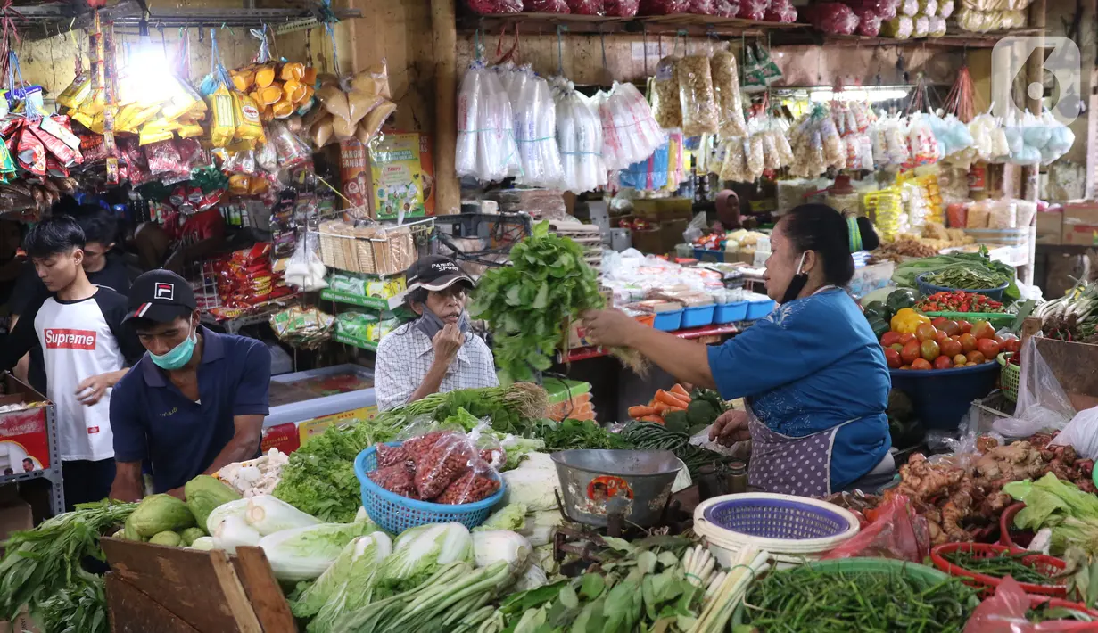 Pedagang melayani pembeli di Pasar Kebayoran, Jakarta, Senin  (21/12/2020). Meski harga di petani cenderung turun akibat pandemi, tetapi hal ini diperkirakan bakal mengurangi pasokan dan memicu kenaikan. (Liputan6.com/Angga Yuniar)