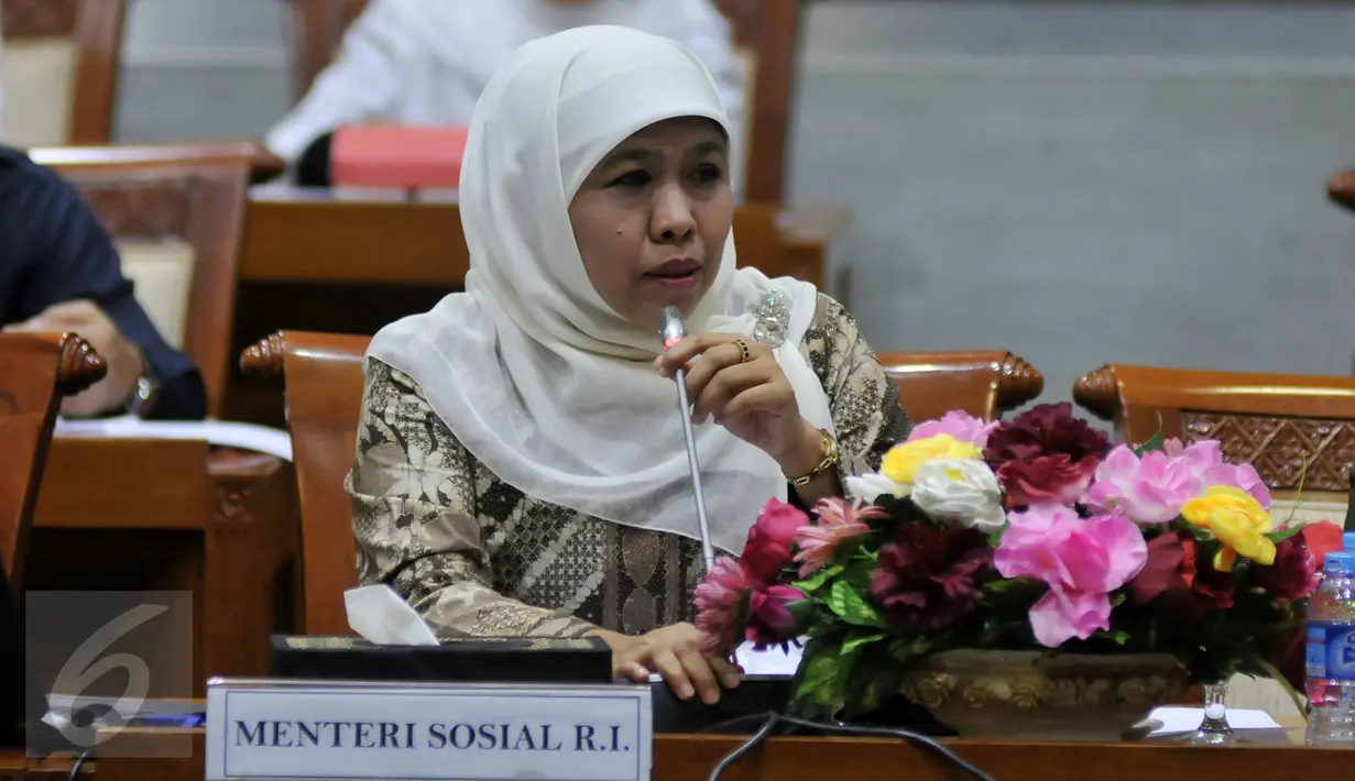 Mensos Khofifah Indar Parawansa mengikuti Rapat Kerja (Raker) dengan Komisi VIII DPR di Jakarta, (16/2). Raker tersebut membahas evaluasi pelaksanaan APBN Tahun 2015 dan tindak lanjut Hasil temuan BPK Semester I Tahun 2015. (Liputan6.com/Johan Tallo)