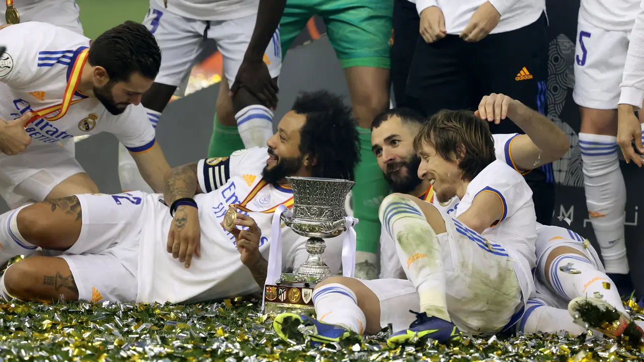 Foto: Keseruan Pemain Real Madrid Usai Raih Trofi Ke-12 di Piala Super Spanyol