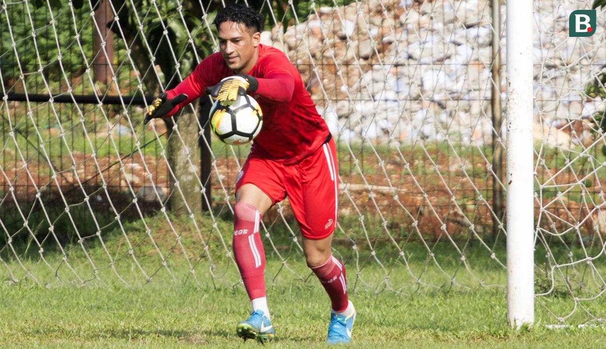 Striker Persija Jakarta, Addison Alves, menjadi kiper saat latihan di Lapangan Sutasoma, Halim, Jakarta, Minggu (25/2/2018). Persija kembali berlatih usai meraih gelar juara Piala Presiden 2018. (Bola.com/Asprilla Dwi Adha)
