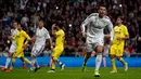 Penyerang Real Madrid, Cristiano Ronaldo (depan) merayakan golnya ke gawang Villarreal pada laga Liga Spanyol di Santiago Bernabeu, Spanyol, (1/3/2015). Real Madrid bermain imbang dengan Villareal (1-1).  (Reuters/Susana Vera)