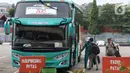 Calon pemudik saat berada di area Terminal Kampung Rambutan Jakarta, Senin (30/3/2020). Pemerintah sedang menyiapkan peraturan terkait mudik lebaran 2020 untuk mengurangi mobilitas penduduk dalam upaya pencegahan penyebaran virus Corona COVID-19. (Liputan6.com/Helmi Fithriansyah)