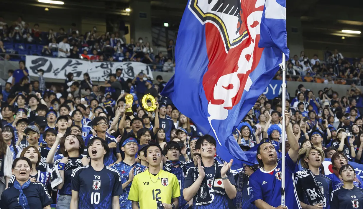 Suporter Jepang memberikan dukungan kepada timnya dalam laga Grup C Putaran Ketiga Kualifikasi Piala Dunia 2026 melawan Timnas Indonesia di Suita Stadium, Jepang, Selasa (10/06/2025). (AP Photo/Kyodo News/Yu Matsuda)