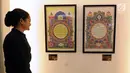 Pengunjung melihat pameran kaligrafi yang dipamerkan pada Ramadan Raya Feast di Pasaraya Blok M, Jakarta, Selasa (5/6). Selain kaligrafi, ada juga pameran Alquran terkecil, terbesar dan terunik. (Liputan6.com/Helmi Fithriansyah)