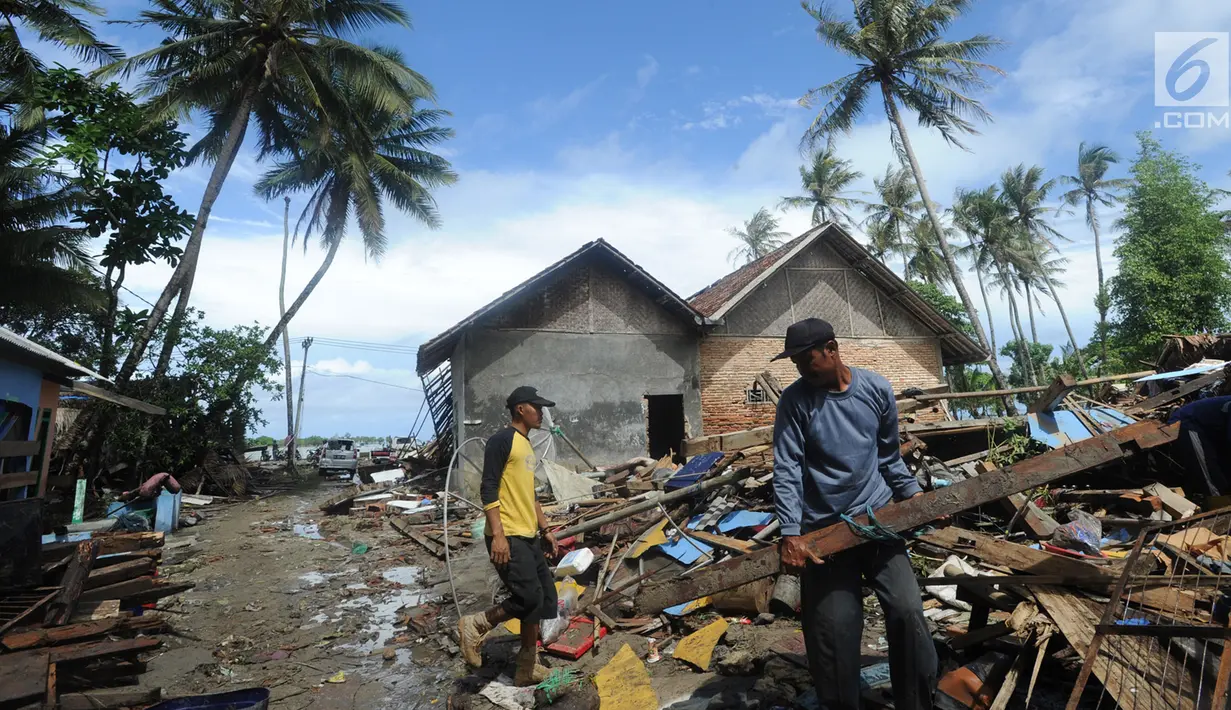 Warga mencari sisa harta benda usai tsunami menerjang Kampung Sumur, Ujung Kulon, Banten, Selasa (24/12). Situasi Kampung Sumur saat tsunami benar-benar panik dan mencekam. (Merdeka.com/Arie Basuki)