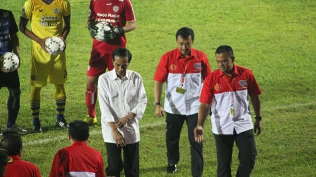 Aksi Jokowi saat membuka Piala Sudirman dengan kick off