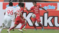 Pemain Persija Jakarta, Firza Andika menguasai bola dalam laga pekan ke-2 BRI Liga 1 2022/2023 antara Persija Jakarta melawan Persis Solo di Stadion Patriot Candrabhaga, Bekasi, Minggu (31/7/2022) sore WIB. (Bola.com/Ikhwan Yanuar)