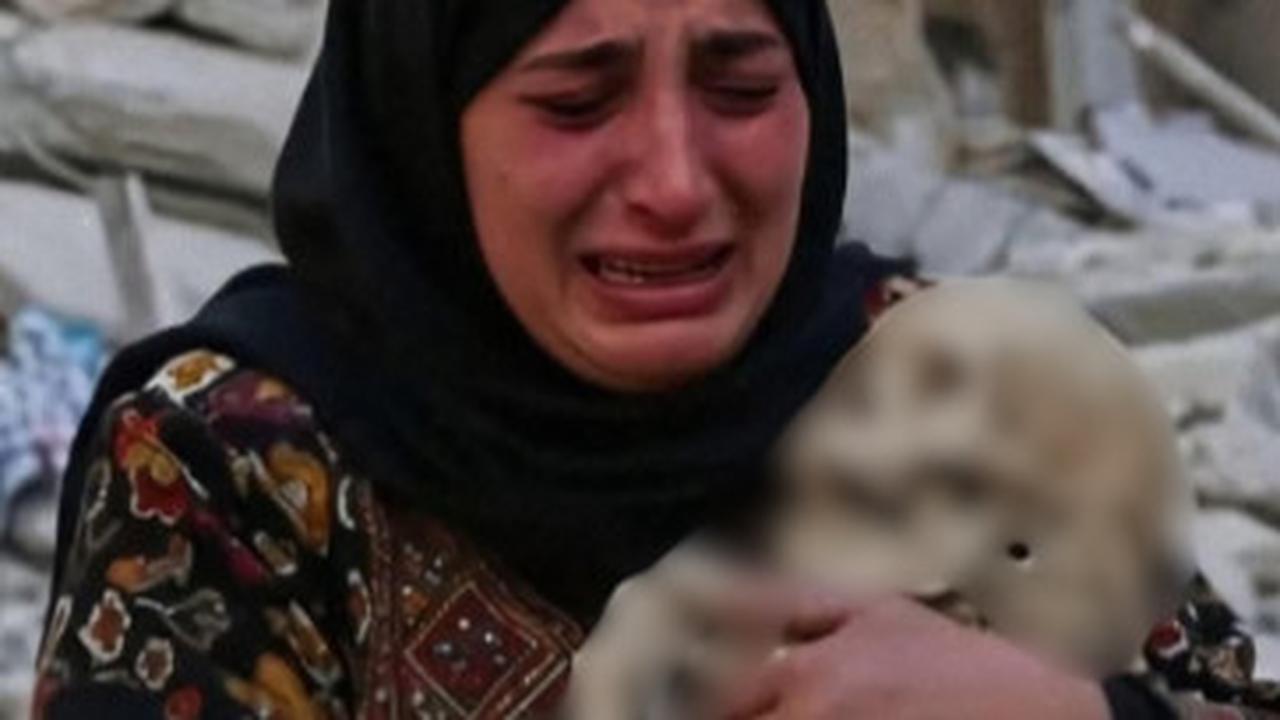 Potret Pilu Ibu Palestina Peluk Tengkorak Anaknya Usai Ditemukan di Bawah Reruntuhan Rumahnya, Kondisinya Sudah Tulang Belulang