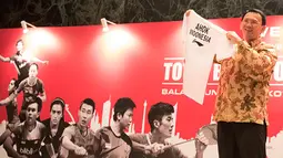 Gubernur Jakarta Basuki T Purnama menunjukan kostum bulutangkis miliknya pada acara jamuan makan malam jelang Kejuaraan Dunia BWF 2015 di Balai Kota, Jakarta, Sabtu (8/8/2015). (Bola.com/Vitalis Yogi Trisna)
