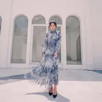 Dalam balutan high-necklace long dress dengan detail bell long sleeves bermotif floral dari brand Benang Jarum ini, Tiffany Soetanto terlihat cantik feminin. Ia padu penampilannya dengan bando bermotif sama dengan kitten heels berwarna hitam polos. Foto: Instagram.