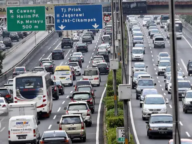 Sejumlah kendaraan memadati Jalan Tol Jakarta-Cikampek di kawasan Cawang, Jakarta, Sabtu (22/10). Tarif Tol Jakarta-Cikampek naik mulai berlaku pada Minggu, 23 Oktober 2016 pukul 00.00 WIB. (Liputan6.com/Helmi Affandi)