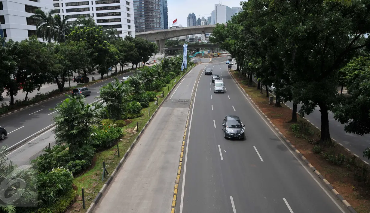 Kondisi arus lalu lintas di sepanjang Jalan Sudirman-Thamrin, Jakarta, Kamis (24/12). Suasana libur panjang yang dimulai hari ini hingga beberapa hari kedepan membuat sejumlah ruas jalan di Jakarta dan sekitarnya lengang. (Liputan6.com/Gempur M Surya)