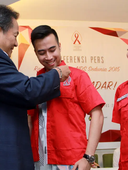 Penyematan simbol kepedulian akan HIV & AIDS. Melalui gerakan sosial peduli HIV & AIDS, pelantun ‘Status Palsu’ ini ingin hidupnya berarti bagi orang banyak. (Wimbarsana/Bintang.com)