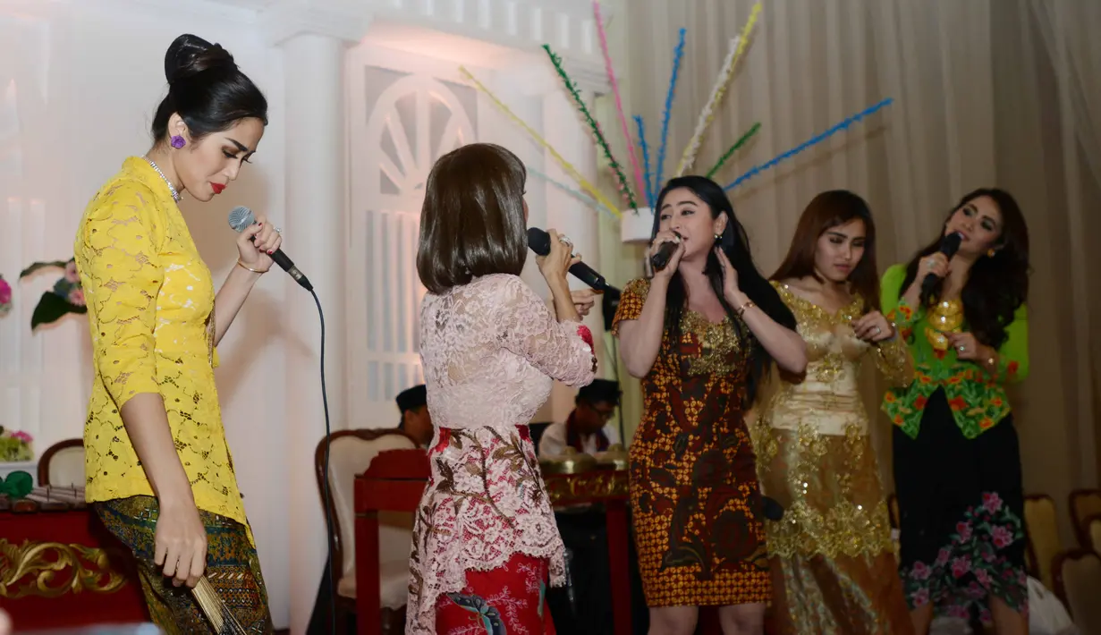 Pemandangan yang tidak harmonis kedua penyanyi dan pemeran itu tidak lagi terlihat saat acara khitanan anak Eko Patrio, Cannavaro Adrevi Putra Purnomo yang diselenggarakan di Balai Sudirman pada Sabtu (3/12) siang. (Nurwahyunan/Bintang.com)