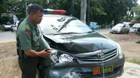 Dua mobil tentara tabrakan di Makassar (Liputan6.com/Eka Hakim)