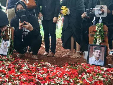 Keluarga dan kerabat saat pemakaman Vanessa Angel dan Bibi Ardiansyah di Taman Makam Islami Malaka, Pesanggrahan, Jakarta, Jumat (5/11/2021). Vanessa Angel dan Bibi Andriansyah meninggal dalam kecelakaan lalu lintas di Tol Mojokerto-Jombang pada 4 November 2021. (Liputan6.com/Herman Zakharia)