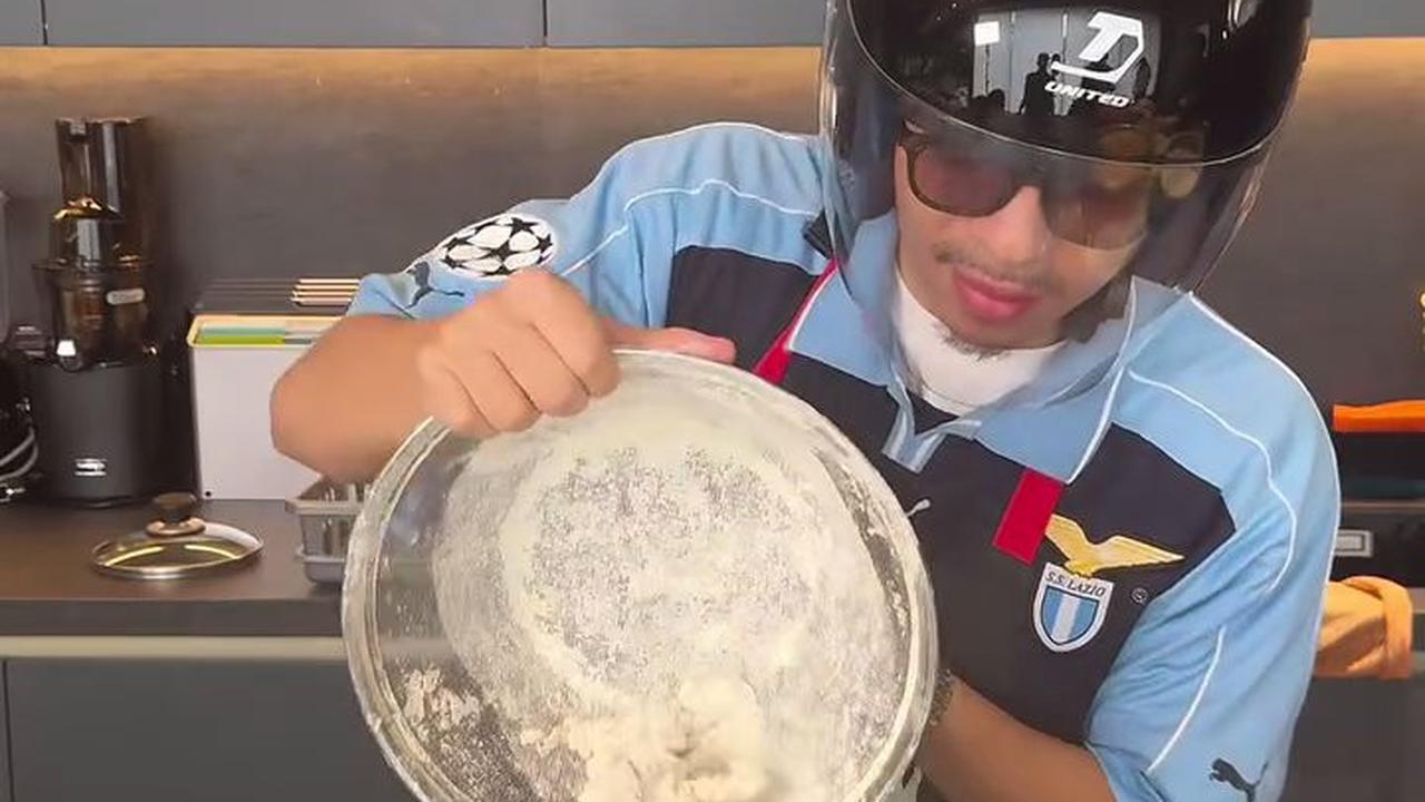 7 Potret Atta Halilintar Masak untuk Dibagikan Di Jumat Berkah, Goreng Ayamnya Pakai Helm