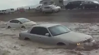 OTO Unik: Kejebak Banjir, Pengemudi Prius Pilih Selamatkan Mobil 