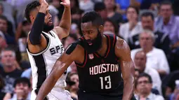 Pebasket Houston Rockets, James Harden, berusaha melewati pebasket San Antonio Spurs, Patty Mills, pada laga semifinal wilayah barat NBA di AT&T Center, San Antonio, Rabu (3/5/2017). Spurs menang 121-96 atas Rockets. (AFP/Ronald Martinez)