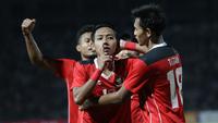 Timnas Indonesia U-20 menutup fase grup SEA Games 2023 dengan menyapu bersih 4 kemenangan dan memastikan lolos ke semifinal sebagai juara Grup A. Korban terakhir Garuda Muda adalah tuan rumah Kamboja yang dipaksa menyerah 1-2 pada laga yang digelar di Olympic National Stadium, Phnom Penh, Kamboja, Rabu (10/5/2023) malam WIB. Pasukan Indra Sjafri turun dengan sebagian besar pemain lapis kedua sebagai starter. Dua gol dari Titan Agung Fawwazi (10') dan Beckham Putra (52') hanya mampu dibalas lewat sundulan Sin Sovannmakara di masa injury time babak pertama. Kamboja mempunyai peluang emas menyamakan skor 2-2 saat mendapat hadiah penalti pada menit ke-82. Namun eksekusi yang diambil Lim Pisoth mampu digagalkan Muhammad Adisatryo yang berujung cedera sang kiper hingga harus ditarik keluar. (Bola.com/Abdul Aziz)