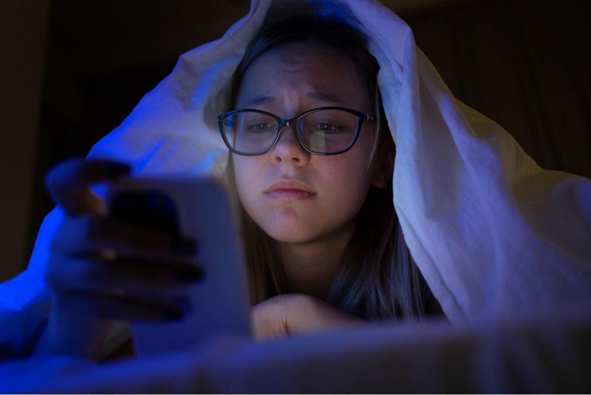 Siklus Negatif Kecanduan Internet yang Mengarah pada Depresi pada Dewasa Muda