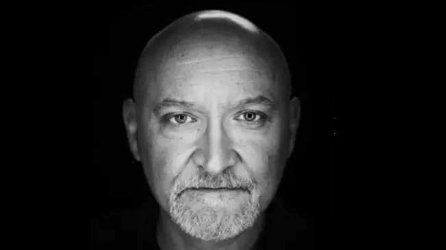 Frank Darabont. Seorang pemimpin kawakan tidak perlu menyombongkan jabatannya untuk mendapatkan apa yang ia mau. (Sumber Twitter/@FrankDarabont)