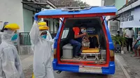 Karmini salah satu relawan yang bertugas mengemudikan ambulans untuk mengantarkan pasien Covid-19 di Bantul
