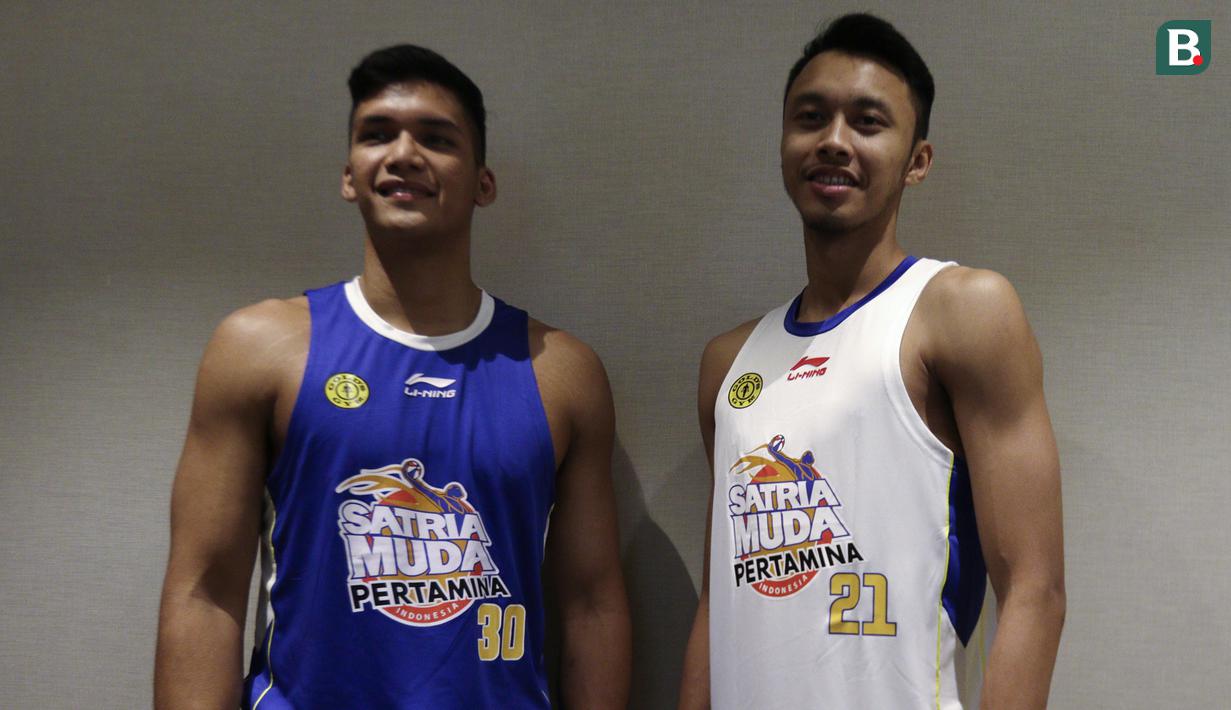 Pebasket Satria Muda, Kevin Sitorus dan Rizal Falconi, memakai jersey baru saat peluncurannya di XXI Epicentrum, Jakarta, Kamis (15/11). Peluncuran ini dalam rangka peringatan hari jadi SM yang ke-25 tahun. (Bola.com/Yoppy Renato)