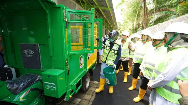 Proses pengolahan sampah di Tempat Pembuangan Sampah Terpadu Reduce Reuse Recycle (TPS 3R) Balak (Istimewa)
