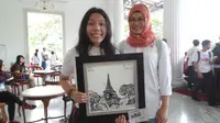Kezia (19) memberikan lukisannya untuk istri Wakil Presiden RI, Mufidah Kalla usia Fun Walk: Autism is Not a Joke