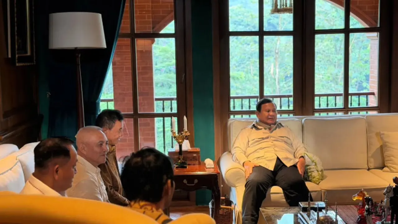 Presiden Prabowo Subianto memanggil dan bersilaturahmi dengan seluruh mantan ajudan dan pengawalnya sepanjang karirnya di TNI.