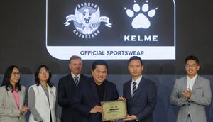 Ketua Umum Persatuan Sepak Bola Seluruh Indonesia (PSSI) Erick Thohir (ketiga kanan) menerima plakat kerja sama dari Chairman of CEO Kelme Global, Clinten KE (kedua kanan) disaksikan Waketum II PSSI Ratu Tisha Destria (kedua kiri), Vice Chairman of Kelme Global, Borja Garcia Nieto (ketiga kiri) dan CEO Kelme Indonesia, Kevin Wijaya (kanan) saat perkenalan kerja sama antara PSSI dan Kelme yang berlangsung di Hotel Tribrata, Jakarta, Jumat (23/01/2026). (Bola.com/Bagaskara Lazuardi)