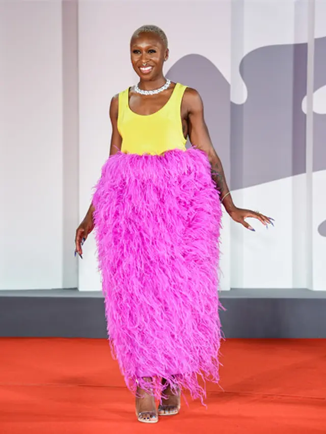 Tips Memilih Gaun untuk Acara Malam agar Tampil Elegan