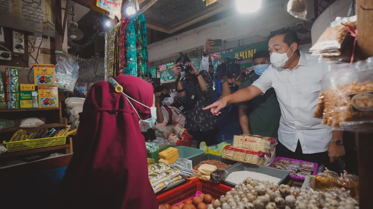 Menteri Perdagangan (Mendag) Muhammad Lutfi inspeksi mendadak (sidak) ke pasar dan distributor minyak goreng (migor) di Sidoarjo, Jawa Timur, Jumat (18/2/2022). (Dok Kemendag)