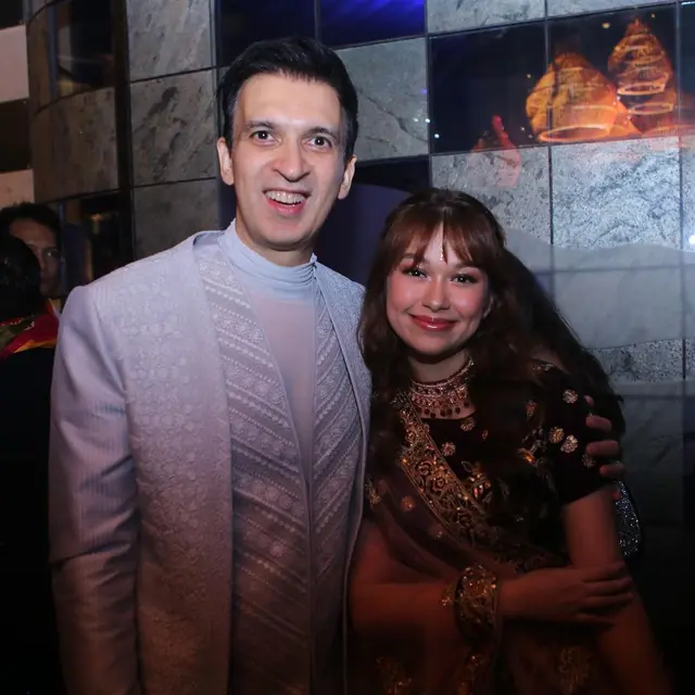 6 Potret Artis Muda Bareng Manoj Punjabi di Acara Diwali, Produser dengan Banyak Karya