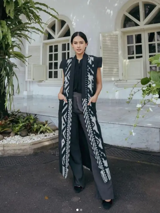 <p>Outer bertema nusantara ini sangat cocok untuk digunakan pada ocassion tertentu. (instagram/maudyayunda)</p>