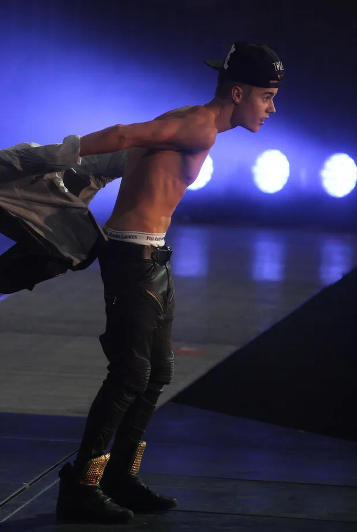 Justin Bieber melepas bajunya @foto: Digital Spy