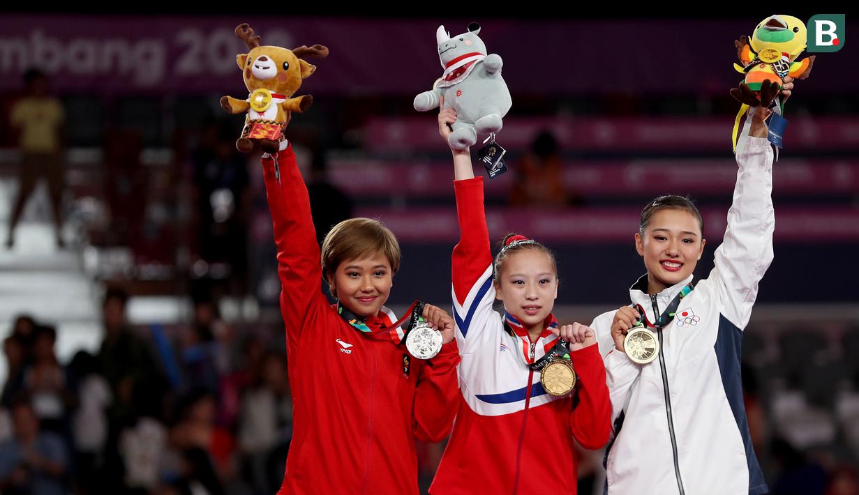 Rifda Irfanalutfhi pesenam Indonesia yang turun di nomor senam lantai berhasil meraih medali perak di Asian Games 2018 yang bertempat di JIExpo Kemayoran Hall D, Jakarta Jumat (24//8/2018). (Bola.com/Peksi Cahyo)