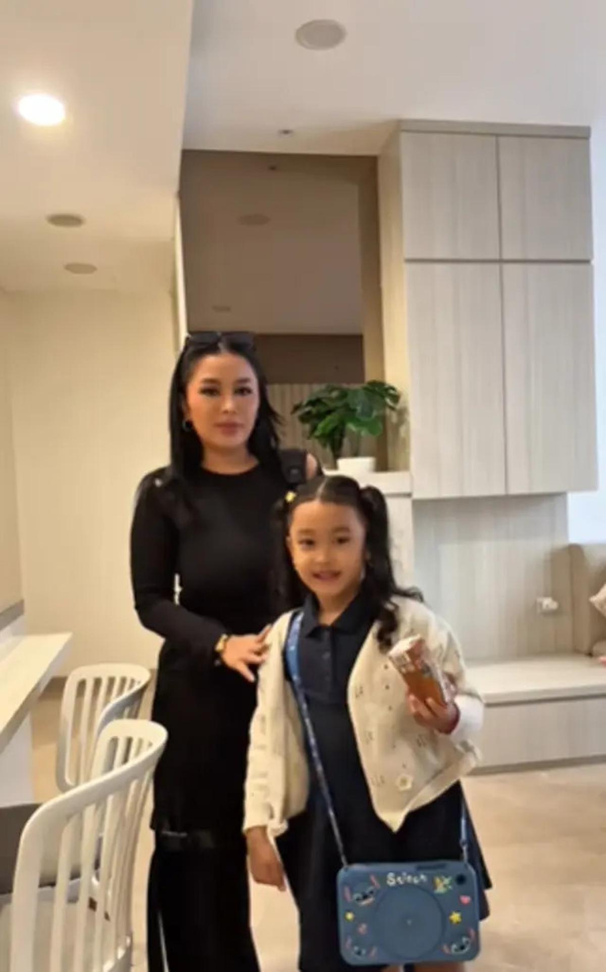 6 Potret Rumah Mutia Ayu dan Gewa Putri Glenn Fredly, Hadirkan Foto Mendiang