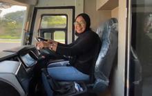 Kenalan dengan Silvia Mahlina Ibu Tiga Anak di Balik Kemudi Bus Jakarta – Padang, Belajar Mengemudi Truk saat SMA