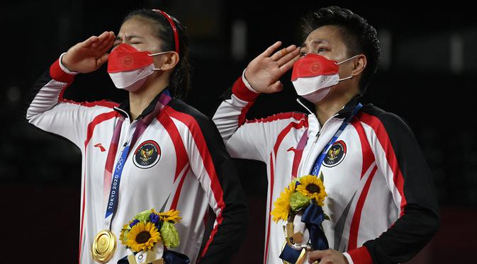 Hasil ini membuat Greysia Polii dan Apriyani Rahayu mencetak sejarah baru bagi Indonesia, yaitu pasangan ganda putri pertama yang mampu sabet medali emas di ajang Olimpiade dan emas pertama untuk Indonesia di ajang Olimpiade Tokyo 2020. (Foto: AP/Alexander Nemenov)